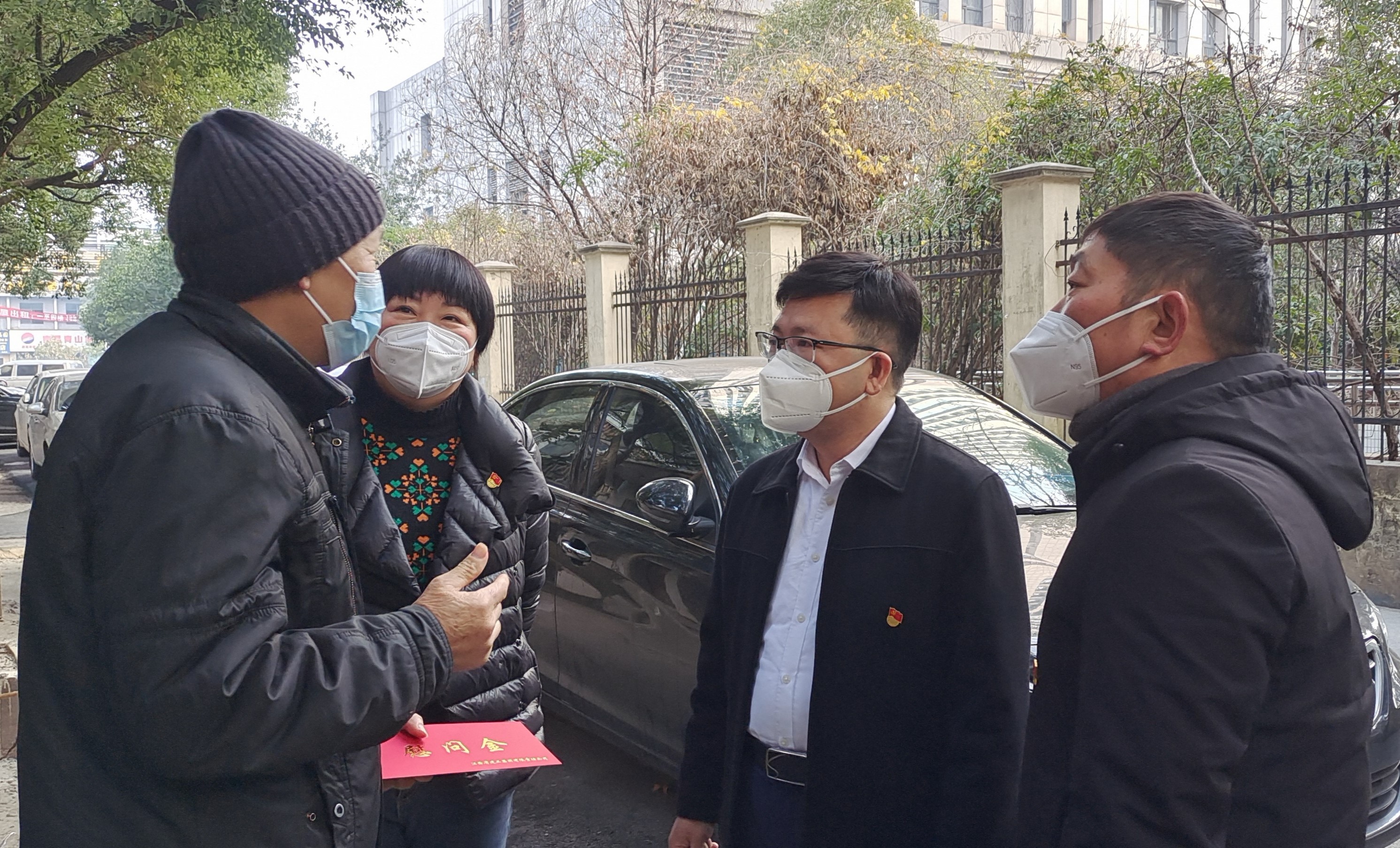 岁末慰问送温暖 殷殷关怀显真情 缪圣纲赴景华社区走访慰问退休职工